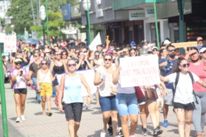 Servidores da Educação em greve realizam caminhada pelas ruas de Itajaí