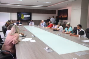 Comissão de negociação apresenta pauta de reivindicação da greve aos vereadores de Itajaí