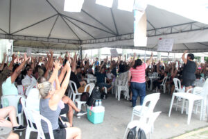 Servidores públicos decretam estado de greve em Itajaí