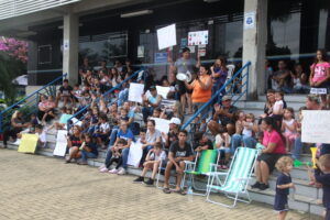 Famílias de alunos manifestam apoio ao movimento de greve da Educação de Itajaí