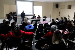 Servidores da Educação de Itajaí referendam acordo na justiça e aprovam calendário de reposição